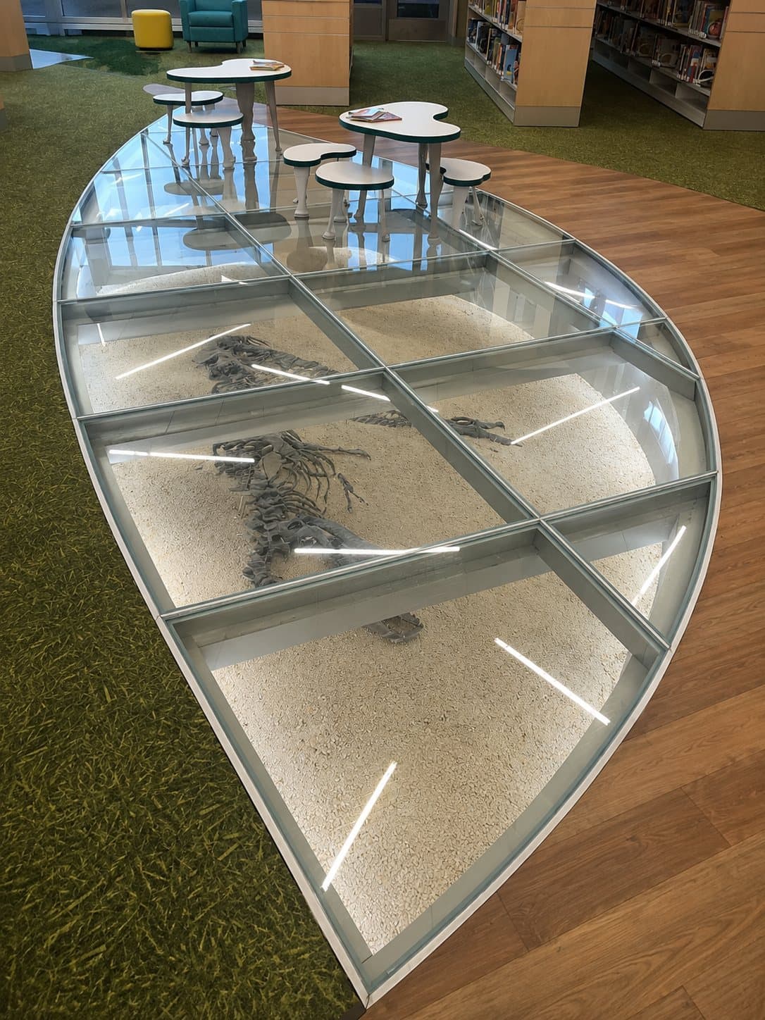 Piso de vidrio en aplicación comercial y expositiva