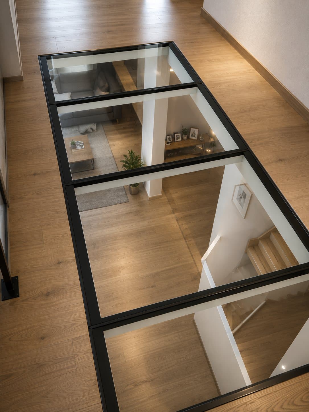 Piso de vidrio multipaño sobre living y escalera